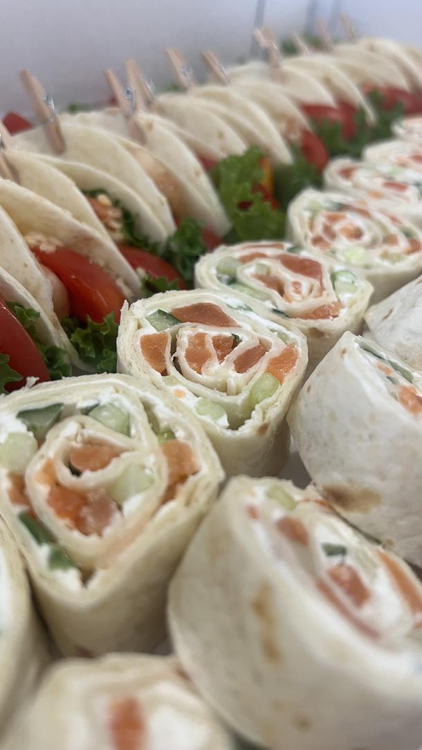 Рулетики с лососем и огурцом Рулетики с лососем и огурцом