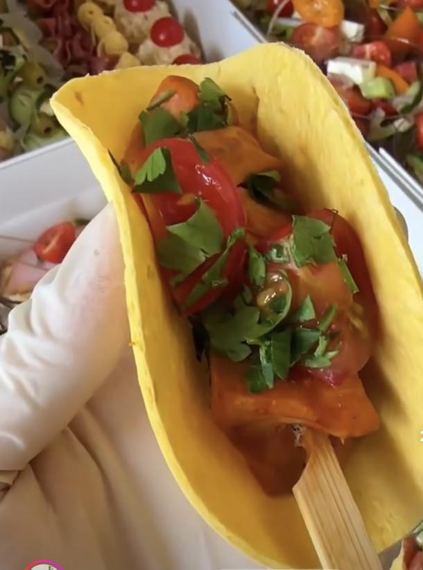 Шашлычок куриный в лепешке с томатом