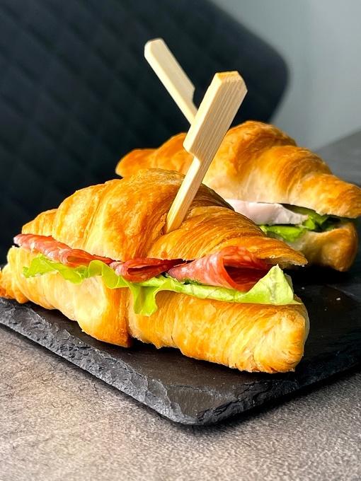 Круассан с салями, творожным сыром и листом салата