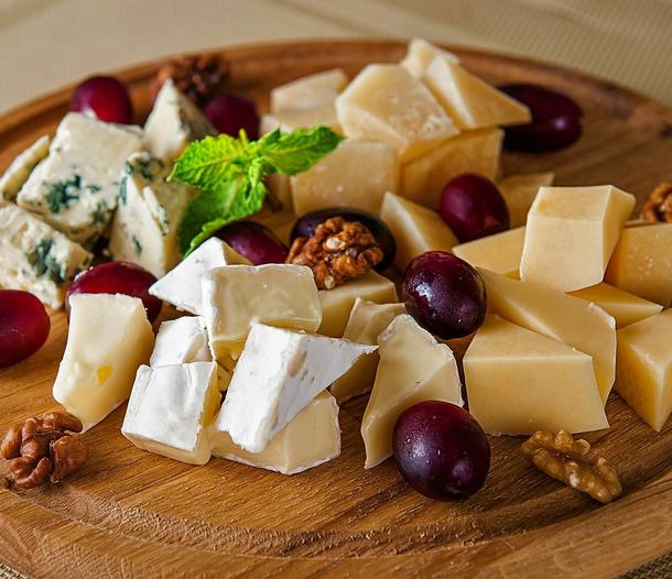 Сырное плато (камамбер, сыр с плесенью, маасдам с медом и грецким орехом)