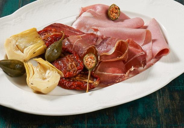 Антипасти (чориззо, сыровяленное мясо, шея с/к, зеленые оливки)