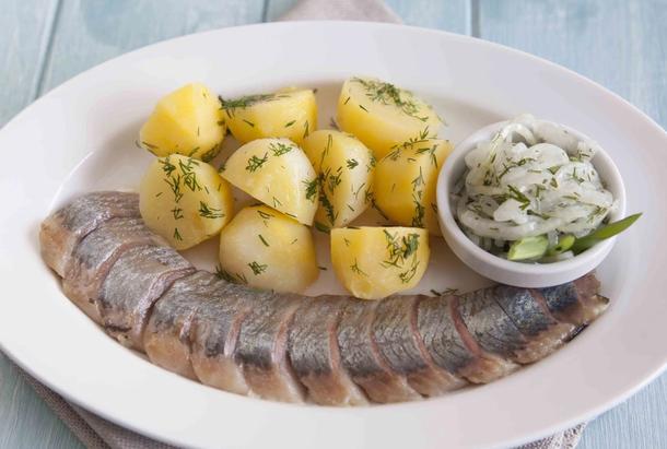 Каспийская сельдь с отварным картофелем Каспийская сельдь с отварным картофелем
