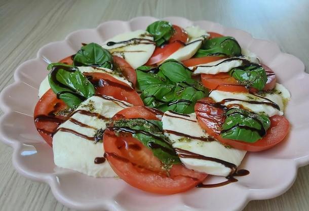 Капрезе с томатами, моцареллой и рукколой