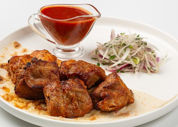 Шашлык из свиной шеи с лавашом, кинзой и красным луком, Шашлык из свиной шеи с лавашом, кинзой и красным луком,