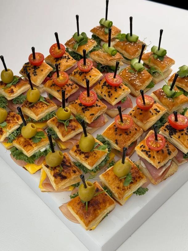 Бокс Клаб канапе с хамоном Бокс Клаб канапе с хамоном