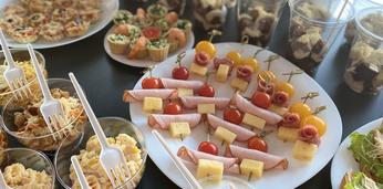 Доставка блюд и напитков на 3 персоны